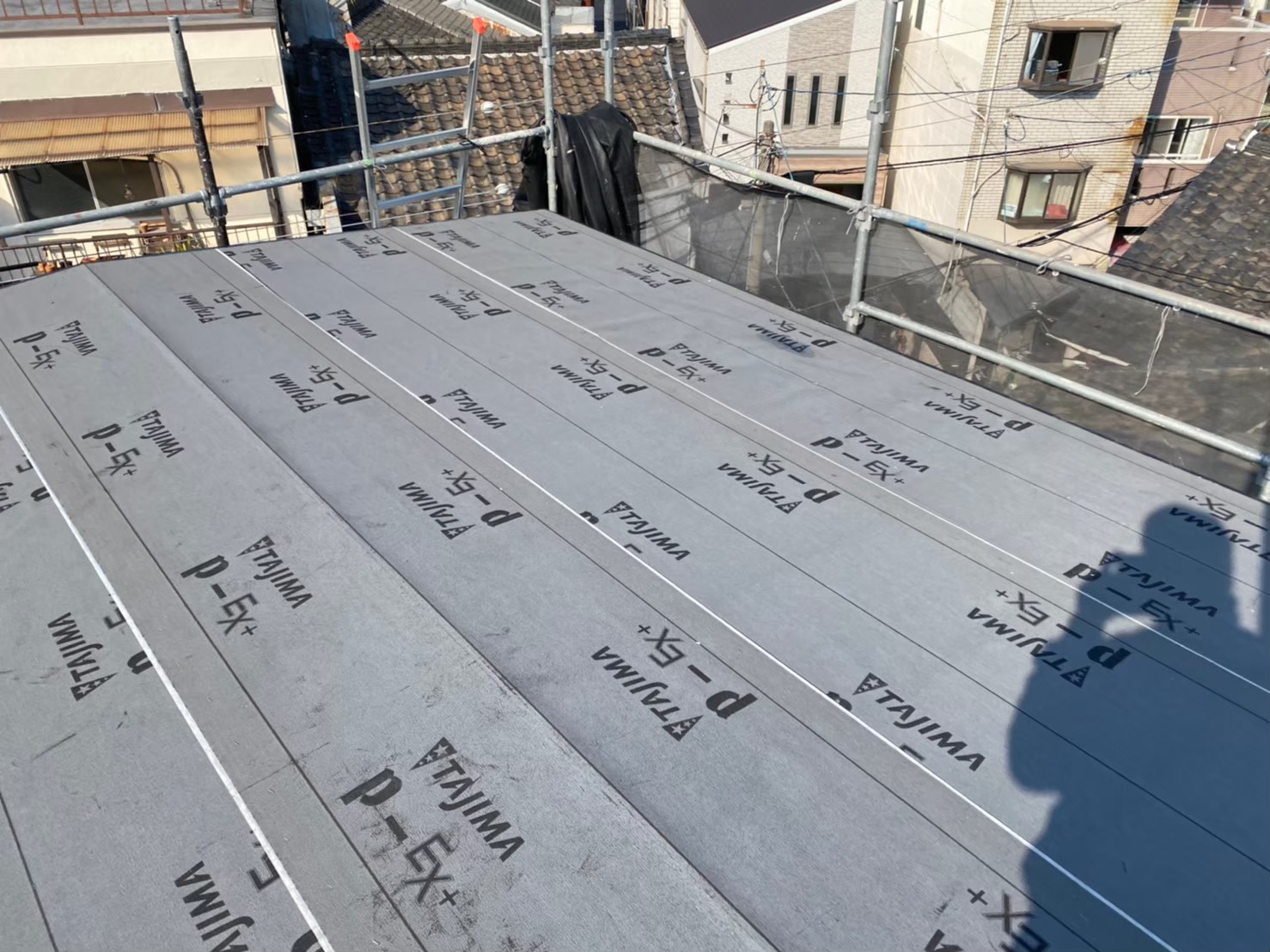 勾配の緩い屋根立平葺き